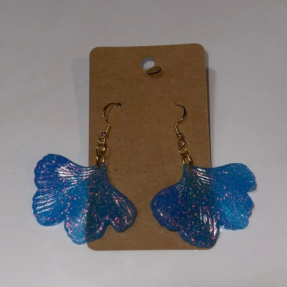 Handmade epoxy resin flower dangle earrings - Light blue glitter rosegold flecks